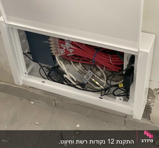 ארון תקשורת עם כבלי הרשת  האדומים והאיכותיים 